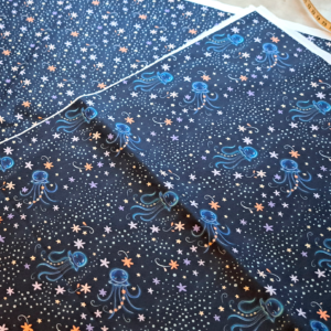 Nouveau – Popeline oeko-tex imprimé en France – Motif Méduses Stellaires- Fond Marine