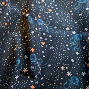 Nouveau – Popeline oeko-tex imprimé en France – Motif Méduses Stellaires- Fond Marine