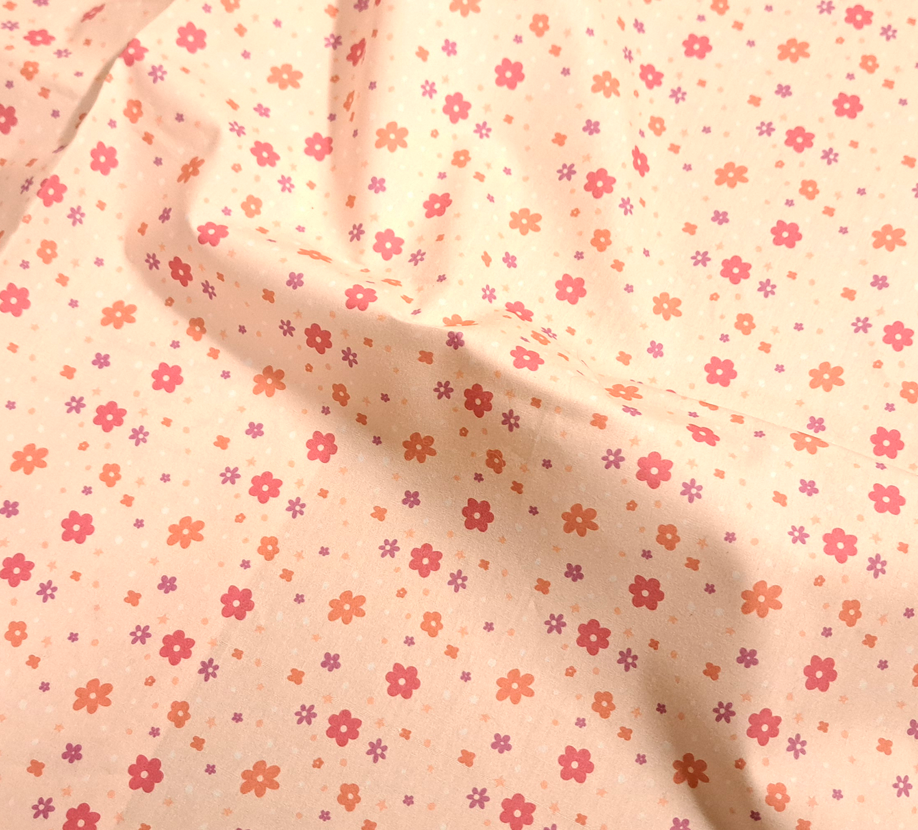 Nouveau – Popeline oeko-tex imprimé en France – Motif fleuri assorti Au coeur de la douceur – Fond Saumon Nouveau – Popeline oeko-tex imprimé en France – Motif fleuri assorti Au coeur de la douceur – Fond Saumon