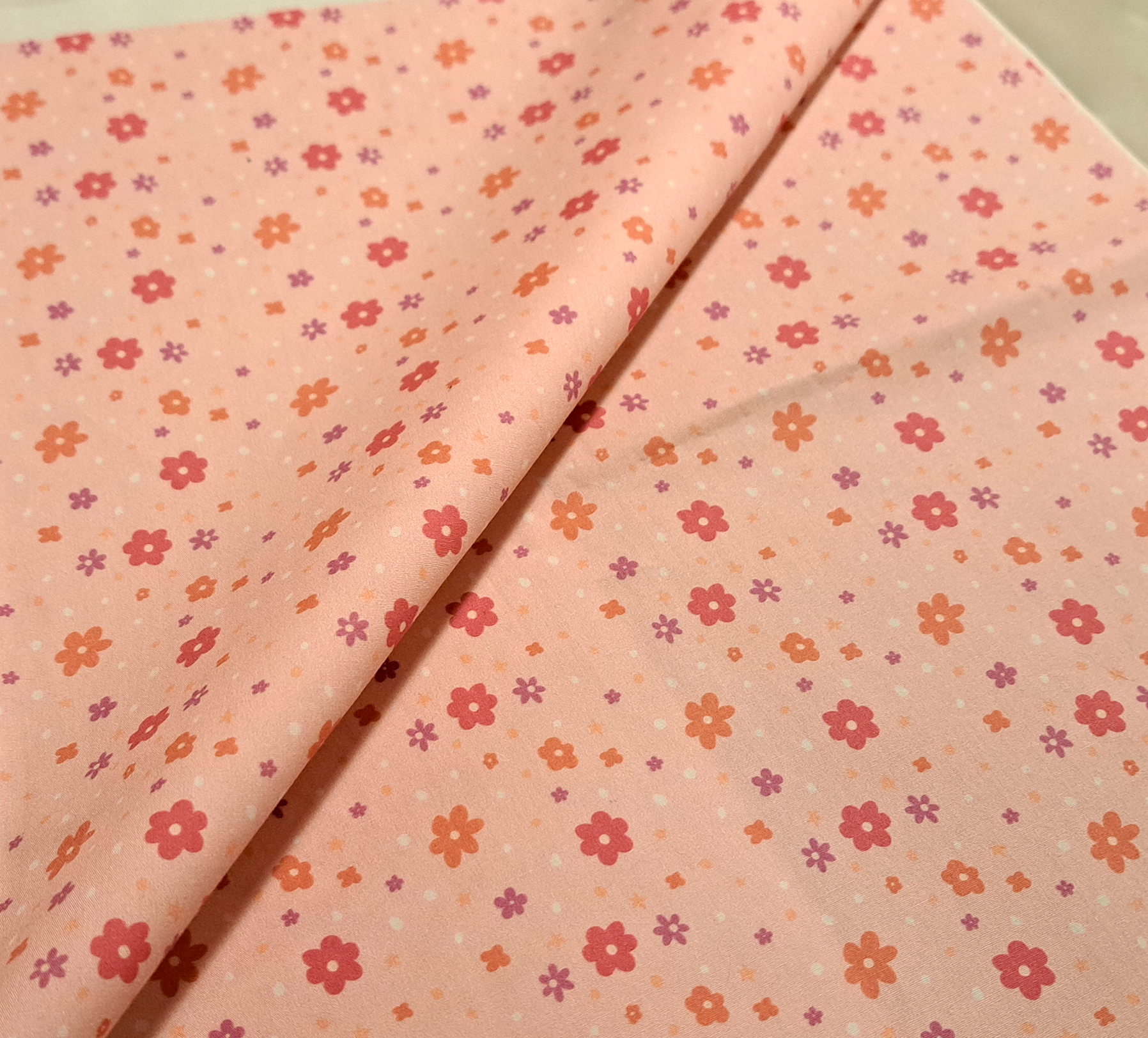 Nouveau – Popeline oeko-tex imprimé en France – Motif fleuri assorti Au coeur de la douceur – Fond Saumon Nouveau - Popeline oeko-tex imprimé en France - Motif fleuri assorti Au coeur de la douceur - Fond Saumon – Image 4