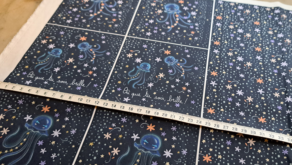 Nouveau – Popeline oeko-tex imprimée en France – Motif Panneau créatif Méduses Stellaires – Fond Marine Nouveau - Popeline oeko-tex imprimée en France - Motif Panneau créatif Méduses Stellaires - Fond Marine – Image 4