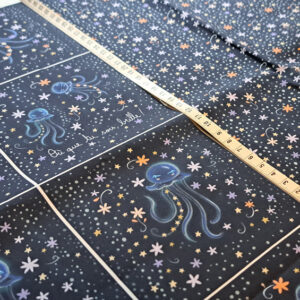 Nouveau – Popeline oeko-tex imprimée en France – Motif Panneau créatif Méduses Stellaires – Fond Marine