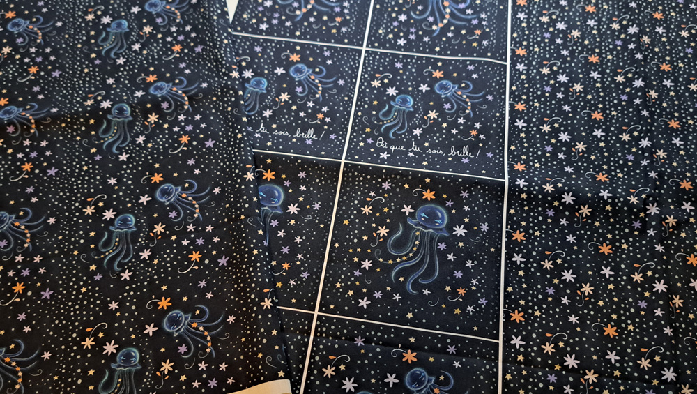 Nouveau – Popeline oeko-tex imprimée en France – Motif Panneau créatif Méduses Stellaires – Fond Marine Nouveau - Popeline oeko-tex imprimée en France - Motif Panneau créatif Méduses Stellaires - Fond Marine – Image 14