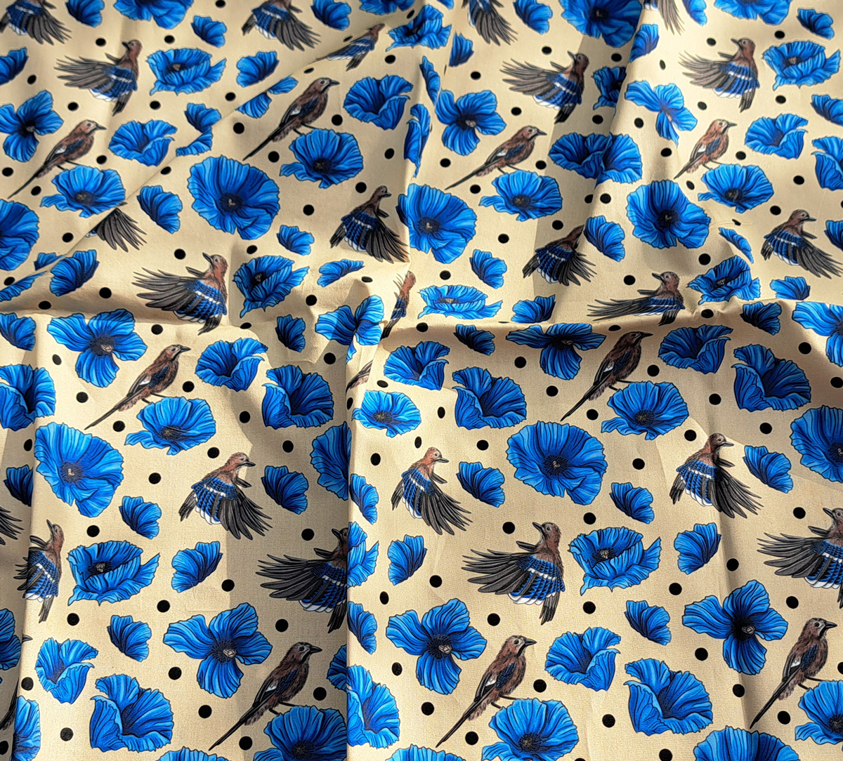 Nouveau – Popeline — Promesse du Geai- Fond Bleu | Motif estival et lumineux